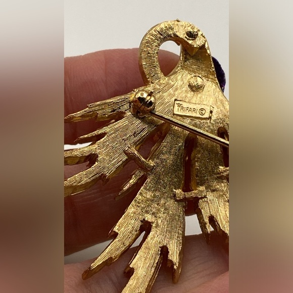 Crown Trifari Signed Leaf Pendant/Brooch & Clip On Earrings SET 50’s Vintage - Picture 11 of 12